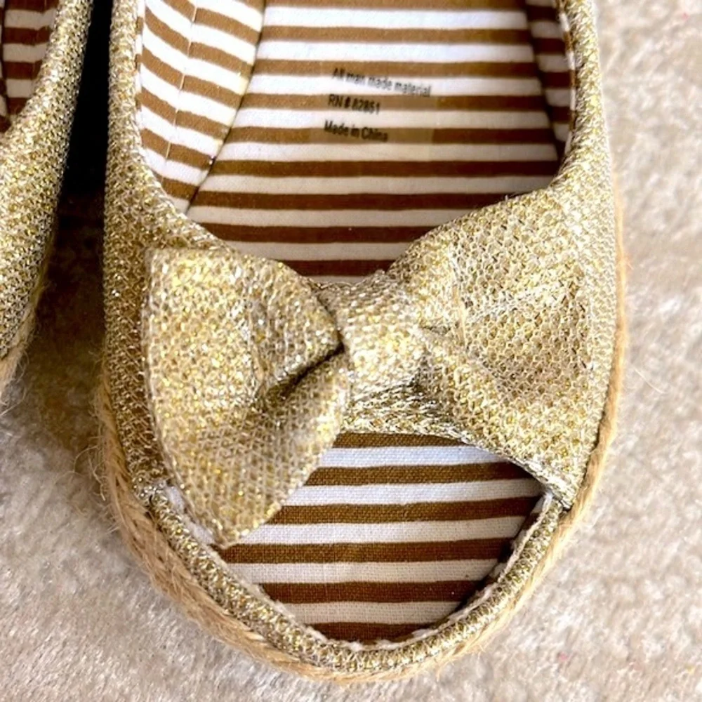 Brand New TenderToes Gold Tone Metallic Espadrilles Open Toe Bows Slip On Shoes